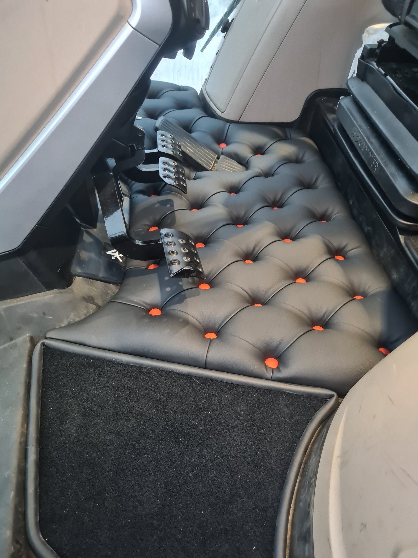 Gulvmatte med knapper.